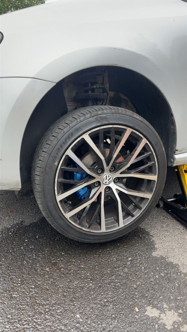 The same silver Volkswagen with its brake caliper painted blue
